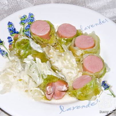 Капустные рулетики в луково-сметанном соусе