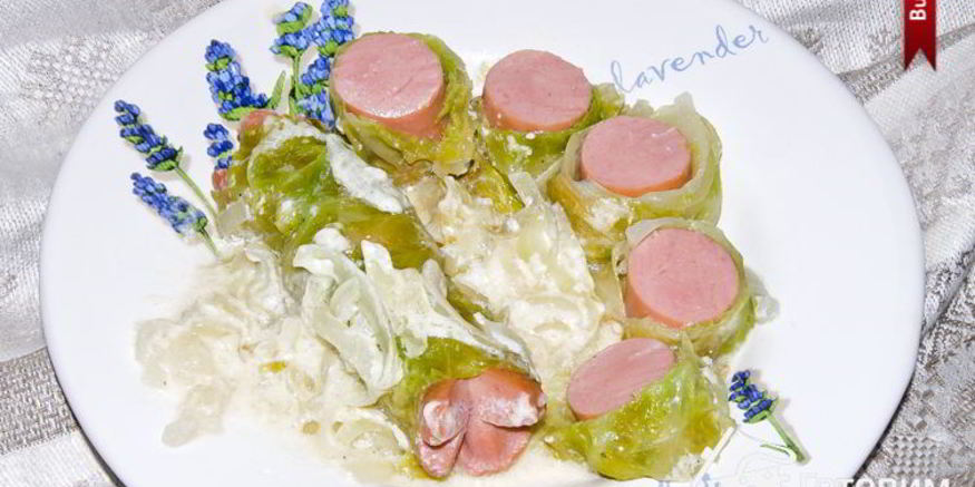 Рецепт капустных рулетиков в луково-сметаннома соусе