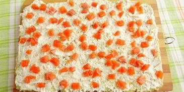 картофельно-кабачковый рулет с форелью