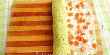 картофельно-кабачковый рулет с форелью