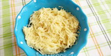 картофельно-кабачковый рулет с форелью