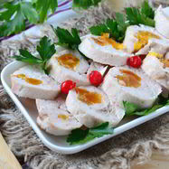 Рецепт Куриных колбасок-рулетиков с курагой