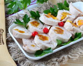 Куриные колбаски-рулетики с курагой