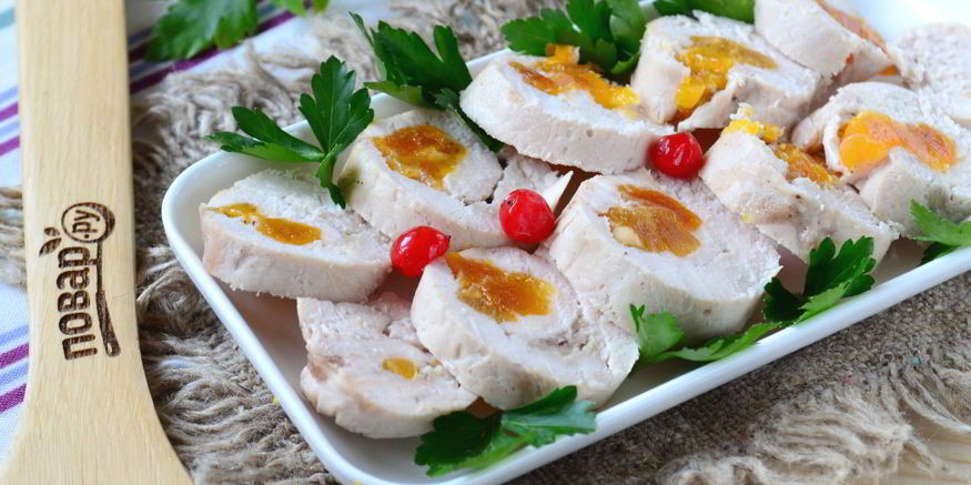 Рецепт куриных колбасок-рулетиков с курагой