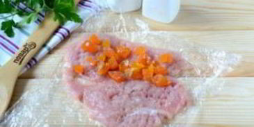 куриные колбаски-рулетики с курагой