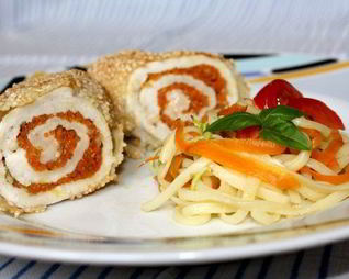 Куриные рулеты с маринованной морковью в рисовой панировке