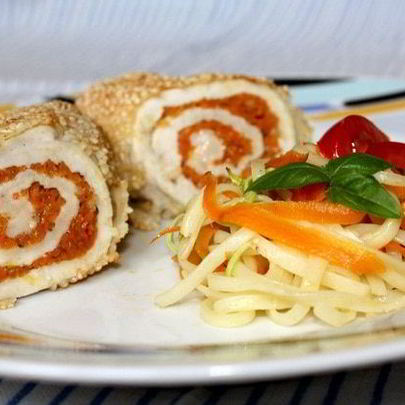 Куриные рулеты с маринованной морковью в рисовой панировке