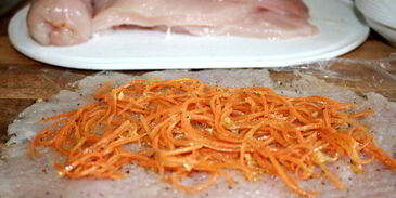 куриные рулеты с маринованной морковью в рисовой панировке