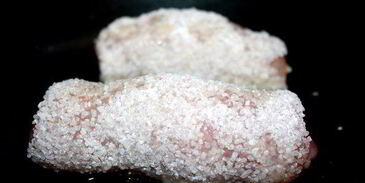 куриные рулеты с маринованной морковью в рисовой панировке