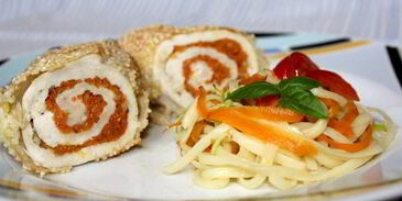 куриные рулеты с маринованной морковью в рисовой панировке