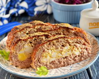 Мясной рулет с яйцом