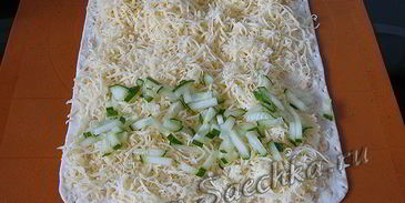 рулет из лаваша с сыром, огурцом и семгой