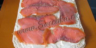 рулет из лаваша с сыром, огурцом и семгой