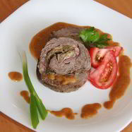 Рецепт Рулета из телятины с беконом и грибами на пиве