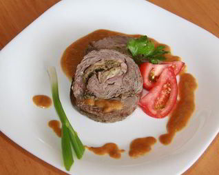Рулет из телятины с беконом и грибами на пиве