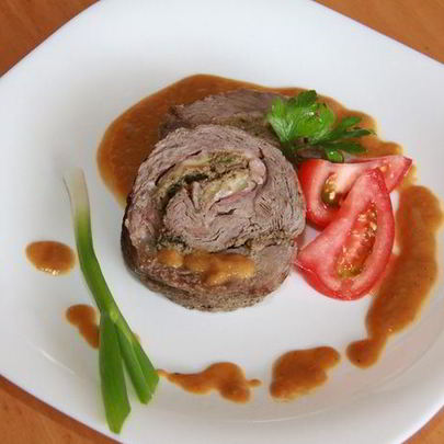 Рулет из телятины с беконом и грибами на пиве