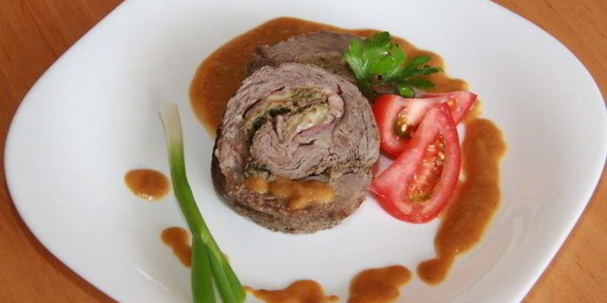 Рецепт рулета из телятины с беконом и грибами на пиве