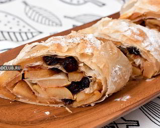 Рулет из теста фило с айвой