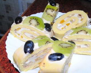 Рулет с персиками и ананасом