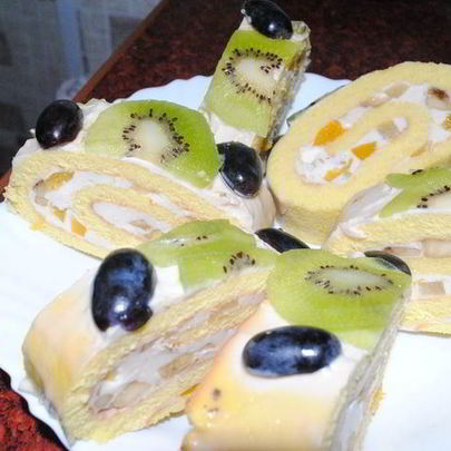 Рулет с персиками и ананасом