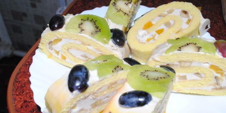 Рецепт рулета с персиками и ананасом
