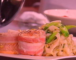 Рулетики из форели в азиатском стиле с салатом из дайкона