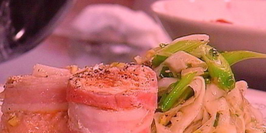 Рецепт рулетиков из форели в азиатском стиле с салатом из дайкона