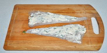 рулетики из минтая с плавленым сыром и зеленью