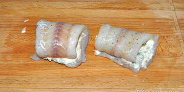 рулетики из минтая с плавленым сыром и зеленью