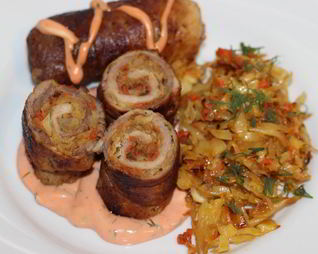 Рулетики из свинины с тушеной капустой