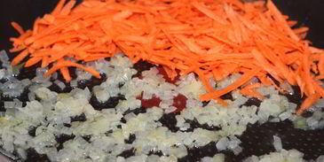 рулетики из свинины с тушеной капустой