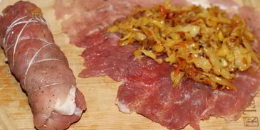 рулетики из свинины с тушеной капустой