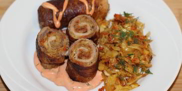 рулетики из свинины с тушеной капустой