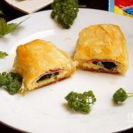 Рецепт Рулетиков из теста фило с крабово-сырной начинкой