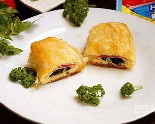 Рулетики из теста фило с крабово-сырной начинкой