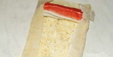 рулетики из теста фило с крабово-сырной начинкой