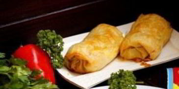 рулетики из теста фило с крабово-сырной начинкой