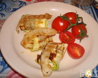 Рулеты из кабачков с беконом и сыром