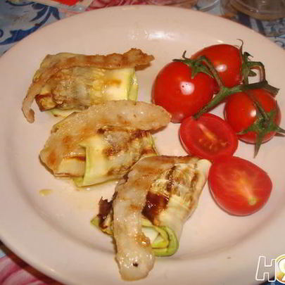 Рулеты из кабачков с беконом и сыром