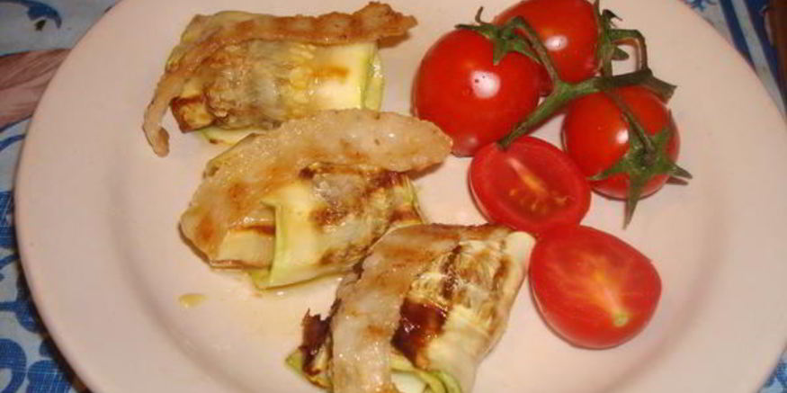 Рецепт рулетов из кабачков с беконом и сыром