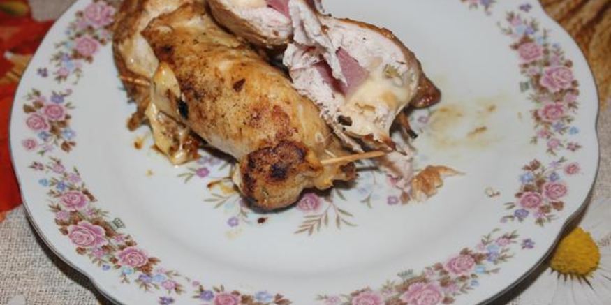 Рецепт рулетов с ветчиной, сыром и виноградом