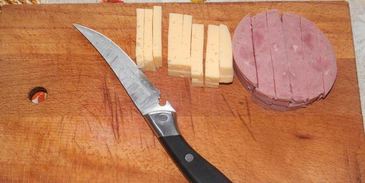 рулеты с ветчиной, сыром и виноградом