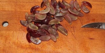 рулеты с ветчиной, сыром и виноградом