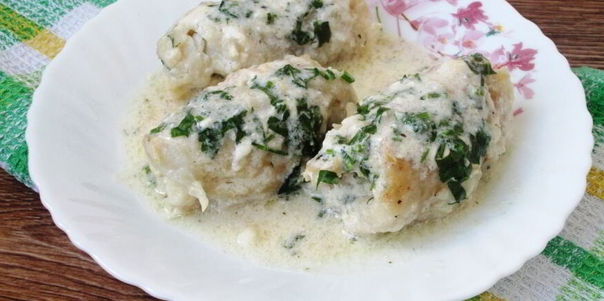 Рецепт рыбных рулетиков в сметане