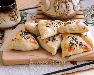 Самса из слоеного теста