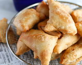 Самса с курицей из слоеного теста