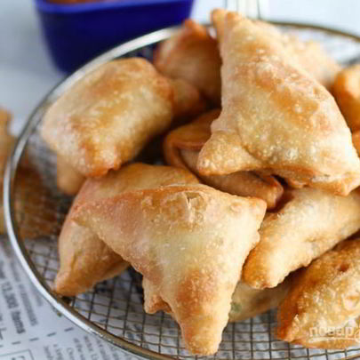 Самса с курицей из слоеного теста