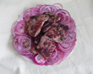 Свинина с красным маринованным луком