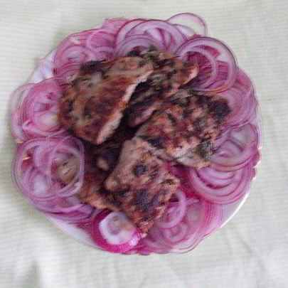 Свинина с красным маринованным луком