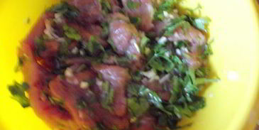 свинина с красным маринованным луком